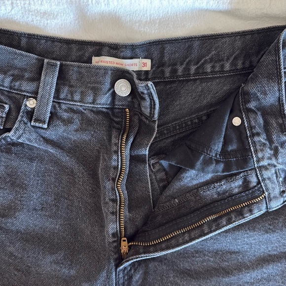 Women’s Levi’s High Waisted Mom Shorts (Size 31) - Picture 2 of 4
